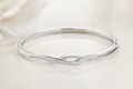 Solyre Custom Message Bangle - silberner Armreif mit Gravur
